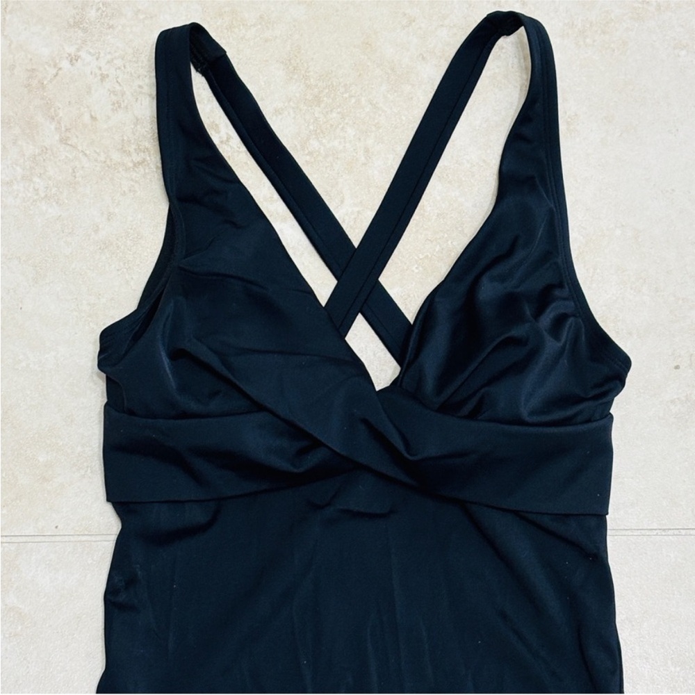 NWT Speedo Women's Flatter BlackV-Neck One-Piece Swimsuit Size 8 Crisscross Back